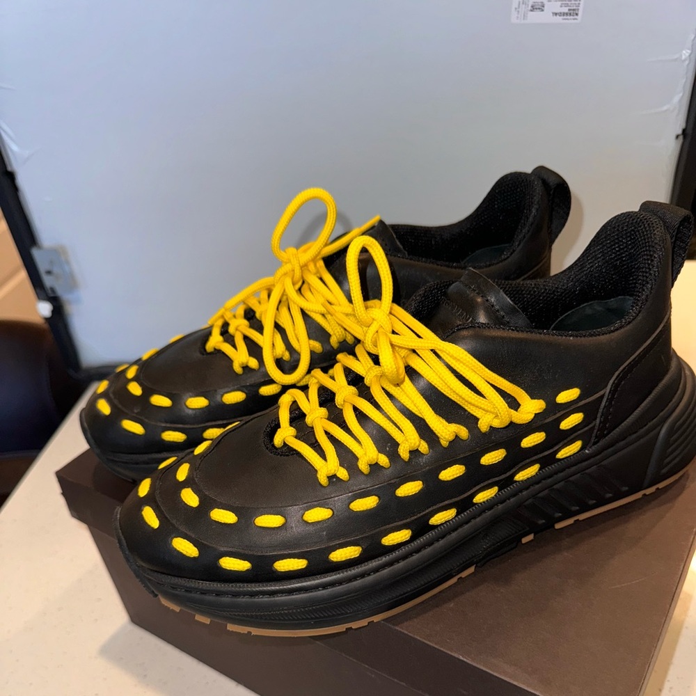 Bottega Veneta size 10US, 43IT. Worn once. Includes box